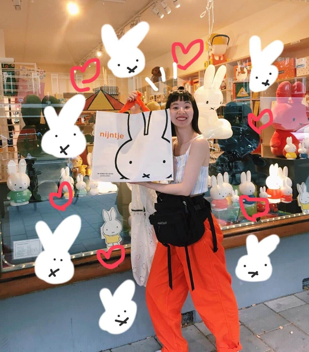 ユウキさんのインスタグラム写真 - (ユウキInstagram)「I met lovely rabbit!!!🐰 オランダ最高だったMoco美術館いけた & I met Banksy!!!! はあ〜〜うれしい！ バンクシーのことばに殴られたきもち！かっこいい！ アートにたくさん触れれたうれしいよ❤️ Todayはドイツライブするよ！GO! #ユウキ服 #chaiband #neoかわいい #コンプレックスはアートなり #fashionista #miffy #banksy #mocomuseum」5月26日 23時20分 - yuukichan2