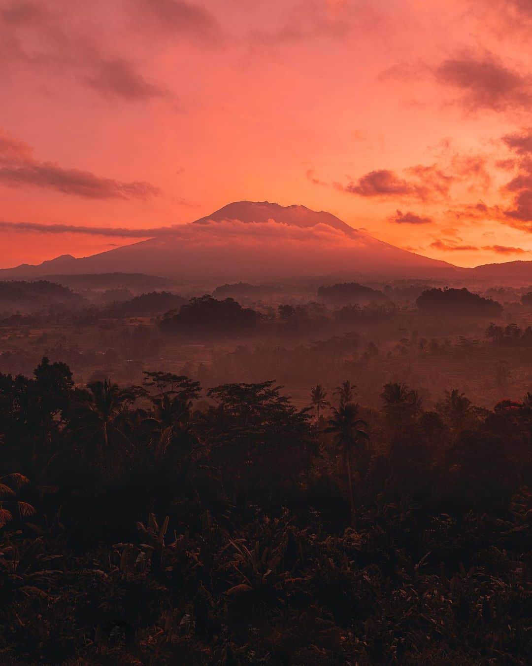 リリー＝ローズ・メロディのインスタグラム：「Gunung Agung at sunrise in all it’s glory. The kind of mornings that lefts you completely speechless 🙌🏻🔥. My october workshop in Bali and Flores still has few spots left #imjustsaying ! If you want to join me for epic sunrises in the jungle make sure to check out the link in my profile 🌴 #lilyinbali」