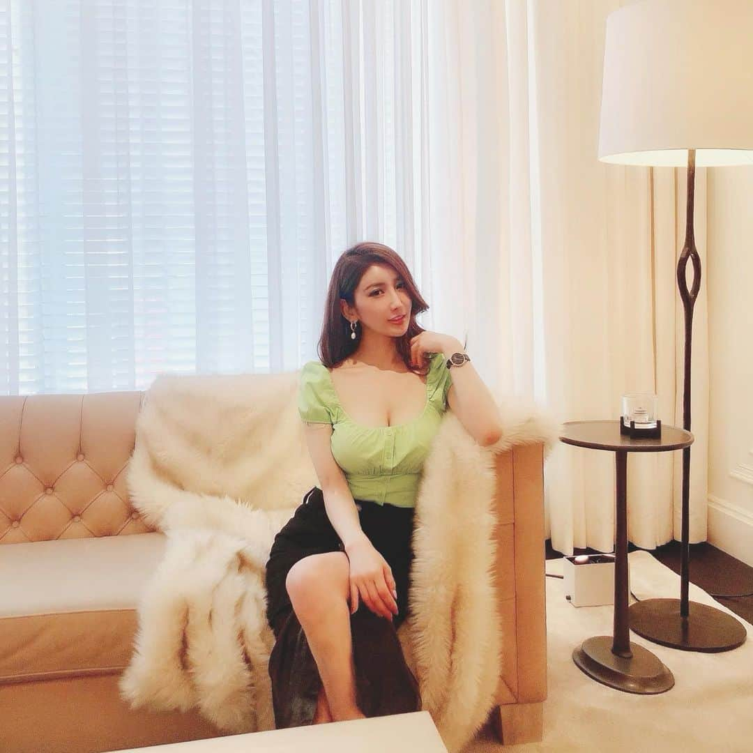 亜里沙さんのインスタグラム写真 - (亜里沙Instagram)「🖤💚🖤 tops. @zara  skirt. @mine_denim  Times square @editionhotels  Love all interiors here♡♡♡ ・ #alisa_in_newyork #newyork #manhattan #editions #timessquareedition #zara #minedenim #hotel #traveler」5月26日 23時23分 - alisa_0302