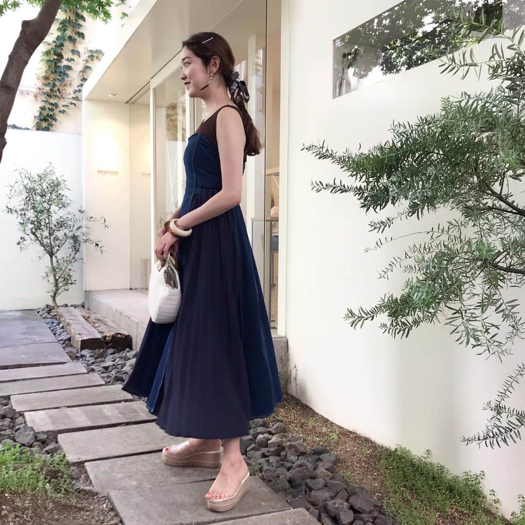 mina hinokuchiのインスタグラム：「. インスタLIVEご覧頂きありがとうございました☀︎ 質問やコメントも沢山頂けて毎回とても嬉しいです！ (全て答えられずすみません🙇🏼🙇🏼) アーカイブ残してるのでぜひご覧ください♡ . LIVEでも人気だったビスチェop☀︎ デニムをベアにするとこんな感じです🌿 まるちゃんがL LIVEで着用してたオリーブも可愛かったな🍃 明日は、今日の3人でお待ちしてます♡♡ . #whoswhochico #salonbychico #フーズフーチコ #salonbychico_yokohama #mina_chicode #mery #rili_tokyo #sucle #isutapic #patra #petrel_jp #velle_jp #横浜 #横浜ルミネ」
