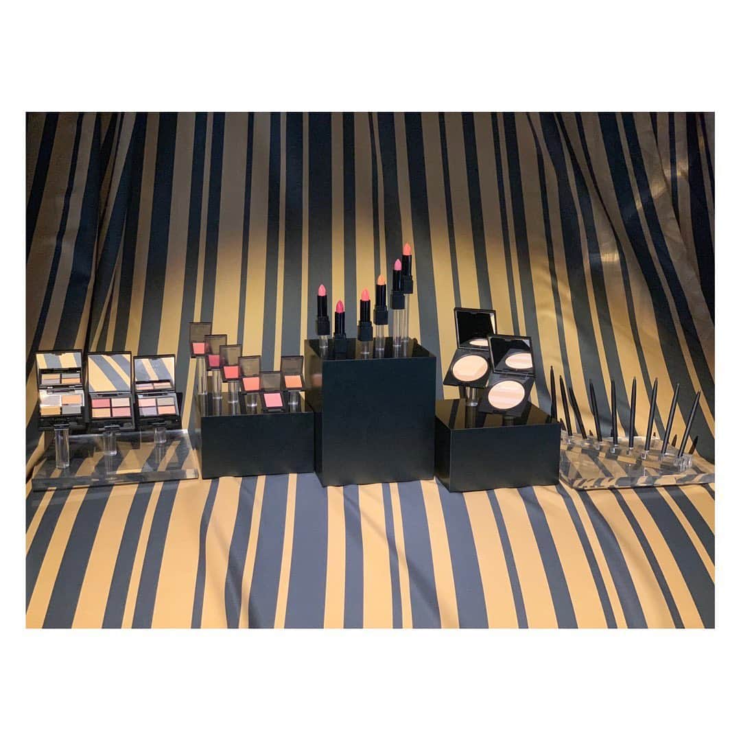 森田麻恵さんのインスタグラム写真 - (森田麻恵Instagram)「celvoke 2019AW makeupcollection  テーマは Feel my waves📿  色づくベージュのカラートーンで表現された輝き、質感、立体感。  秋冬らしい目元になるスモーキーカラーも絶妙で素敵でした♡  8/2より発売開始だそうです。  @celvoke.jp  #セルボーク #コスメ #メイク #新作 #celvoke #2019aw #makeupcollection #makeup #cosmetics #color #beige」5月26日 23時24分 - morita_mae