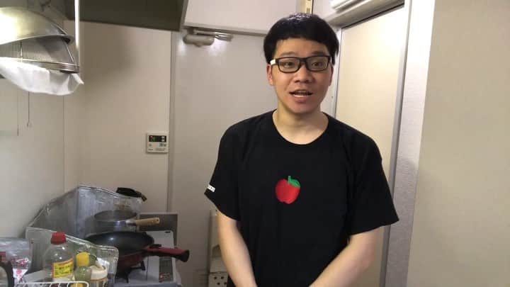 岡下雅典のインスタグラム：「今日は岡ちゃんが誰でもできる簡単♡節約料理をご紹介😘😘 まさかの一食○○円⁉️ みんなも一度やってみて😘😘 #節約料理 #簡単 #こんな時間に #飯テロ #ごめんね😜」