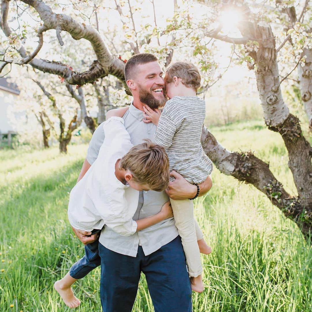 Cara Van Brocklinさんのインスタグラム写真 - (Cara Van BrocklinInstagram)「Happy bday to this man right here!!! He is the love of my life and the person i love to be with most in this world. There truly is no one else like him, and i knew that the second i met him...i also knew i loved him haha. Now get home already from your stinking golf trip so we can attack you with kisses! Love you and happy bday ya old man 🖤 @brodyvan23」5月26日 23時32分 - caraloren