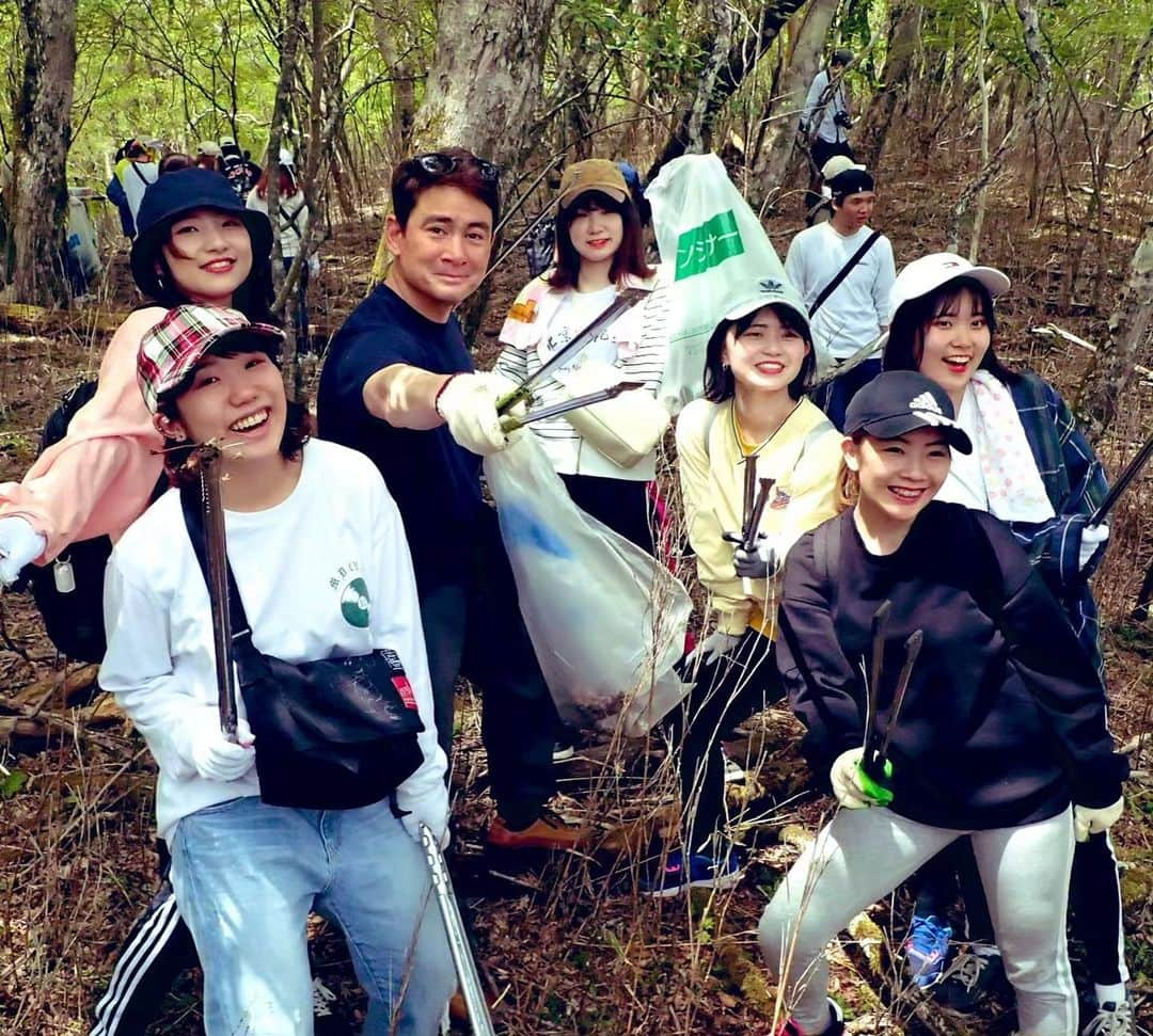 野口健さんのインスタグラム写真 - (野口健Instagram)「今日は亜細亜大の学生たちと富士山清掃！  亜細亜大は僕の母校でもあり、客員教授をやっています。毎年、授業で学生たちと清掃活動を行いその上で富士山をどのように守っていくのか皆でレポートを作成。それを発表し富士山の地元行政に政策提言として提出。今年で6年目となる取り組みです！  #野口健#富士山クラブ#富士山清掃 #亜細亜大」5月26日 23時32分 - noguchiken8848