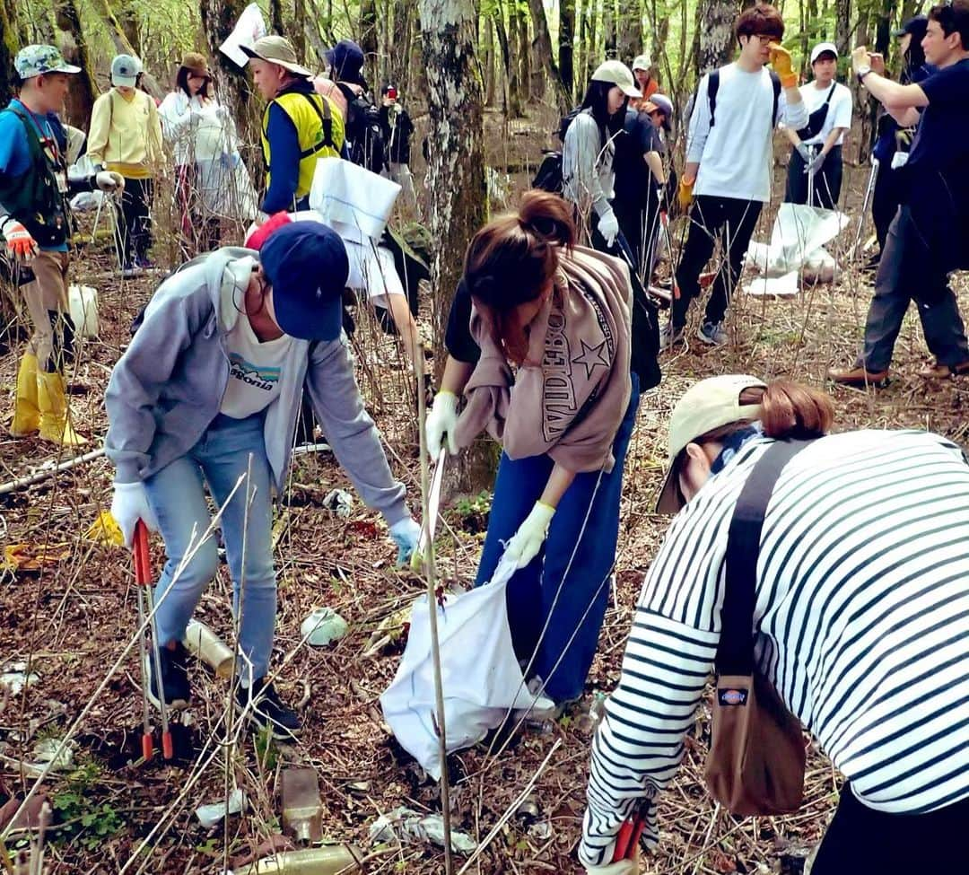 野口健さんのインスタグラム写真 - (野口健Instagram)「今日は亜細亜大の学生たちと富士山清掃！  亜細亜大は僕の母校でもあり、客員教授をやっています。毎年、授業で学生たちと清掃活動を行いその上で富士山をどのように守っていくのか皆でレポートを作成。それを発表し富士山の地元行政に政策提言として提出。今年で6年目となる取り組みです！  #野口健#富士山クラブ#富士山清掃 #亜細亜大」5月26日 23時32分 - noguchiken8848