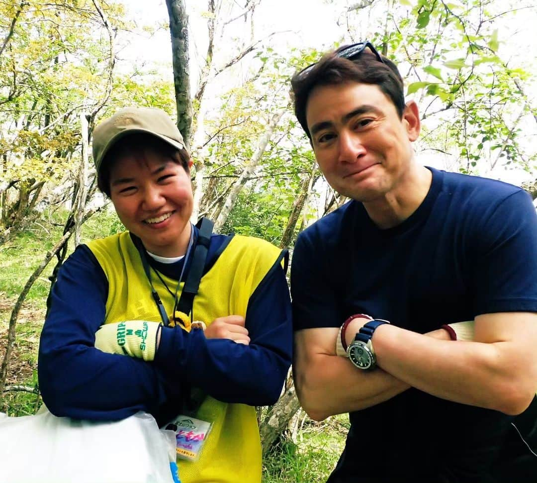 野口健さんのインスタグラム写真 - (野口健Instagram)「今日は亜細亜大の学生たちと富士山清掃！  亜細亜大は僕の母校でもあり、客員教授をやっています。毎年、授業で学生たちと清掃活動を行いその上で富士山をどのように守っていくのか皆でレポートを作成。それを発表し富士山の地元行政に政策提言として提出。今年で6年目となる取り組みです！  #野口健#富士山クラブ#富士山清掃 #亜細亜大」5月26日 23時32分 - noguchiken8848