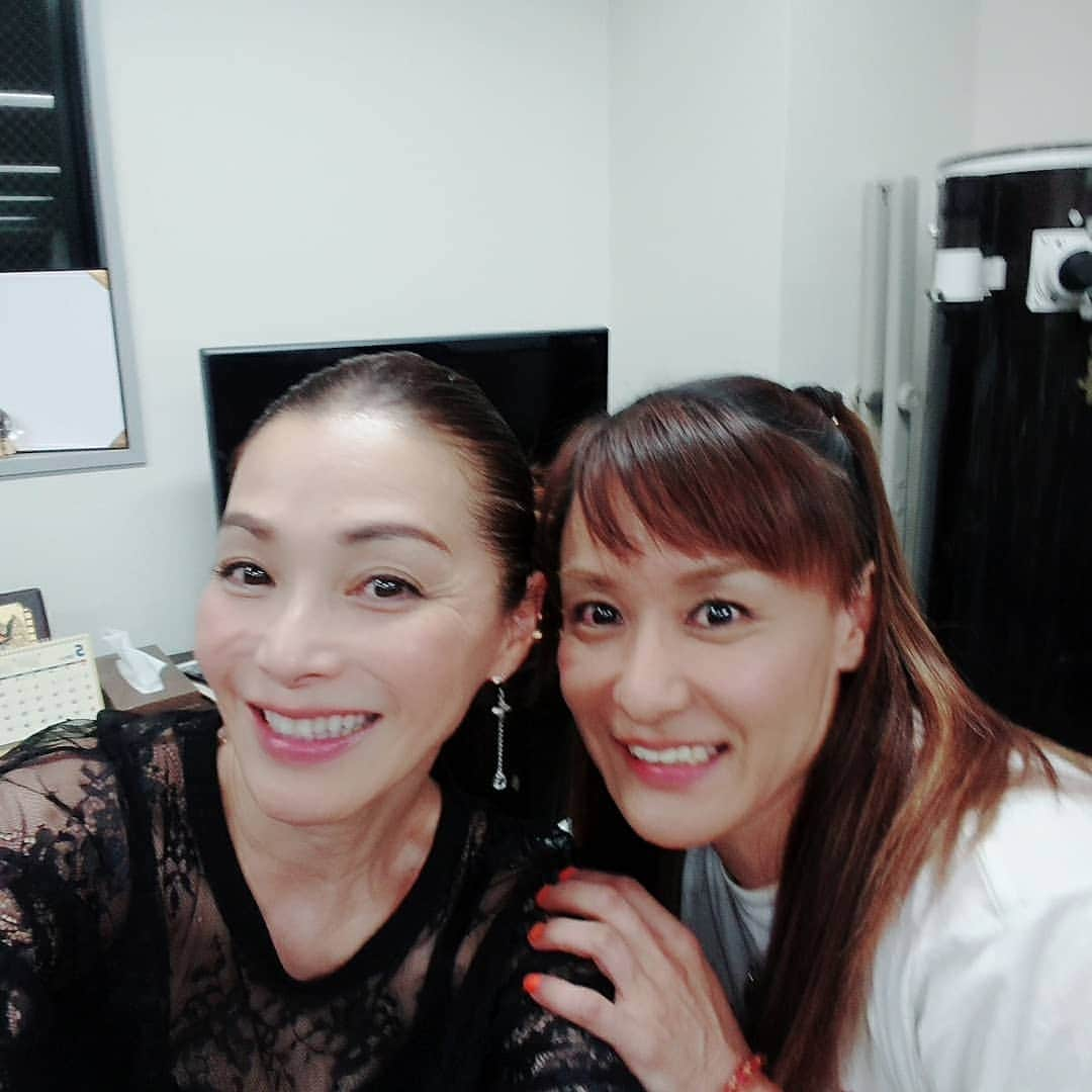 渡辺めぐみさんのインスタグラム写真 - (渡辺めぐみInstagram)「アームレスラーの、山田よう子ちゃんのお誕生日に、トレーニング中の所にお邪魔しました😁⤴️⤴️⤴️ イヤー😁⤴️⤴️⤴️ 何事も初めては、楽しいことばかりでした😁❤️😊❤️😊❤️ 初めて、アームレスリングの台の上で、色々とご指導を頂きました😁⤴️⤴️⤴️ よう子ちゃん、そして、皆様、有り難うございました😍❤️ とても、楽しい時間でした😁⤴️⤴️⤴️ 改めて、よう子ちゃんお誕生日おめでとうございました🎉✨😆✨🎊 #山田よう子 #アームレスリング#アームレスラー #筋トレ#筋トレ女子#ボクササイズ #お誕生日#楽しかった#instagrammer #instagramjapan #instagramlike #instagramgood」5月26日 23時36分 - meguheart