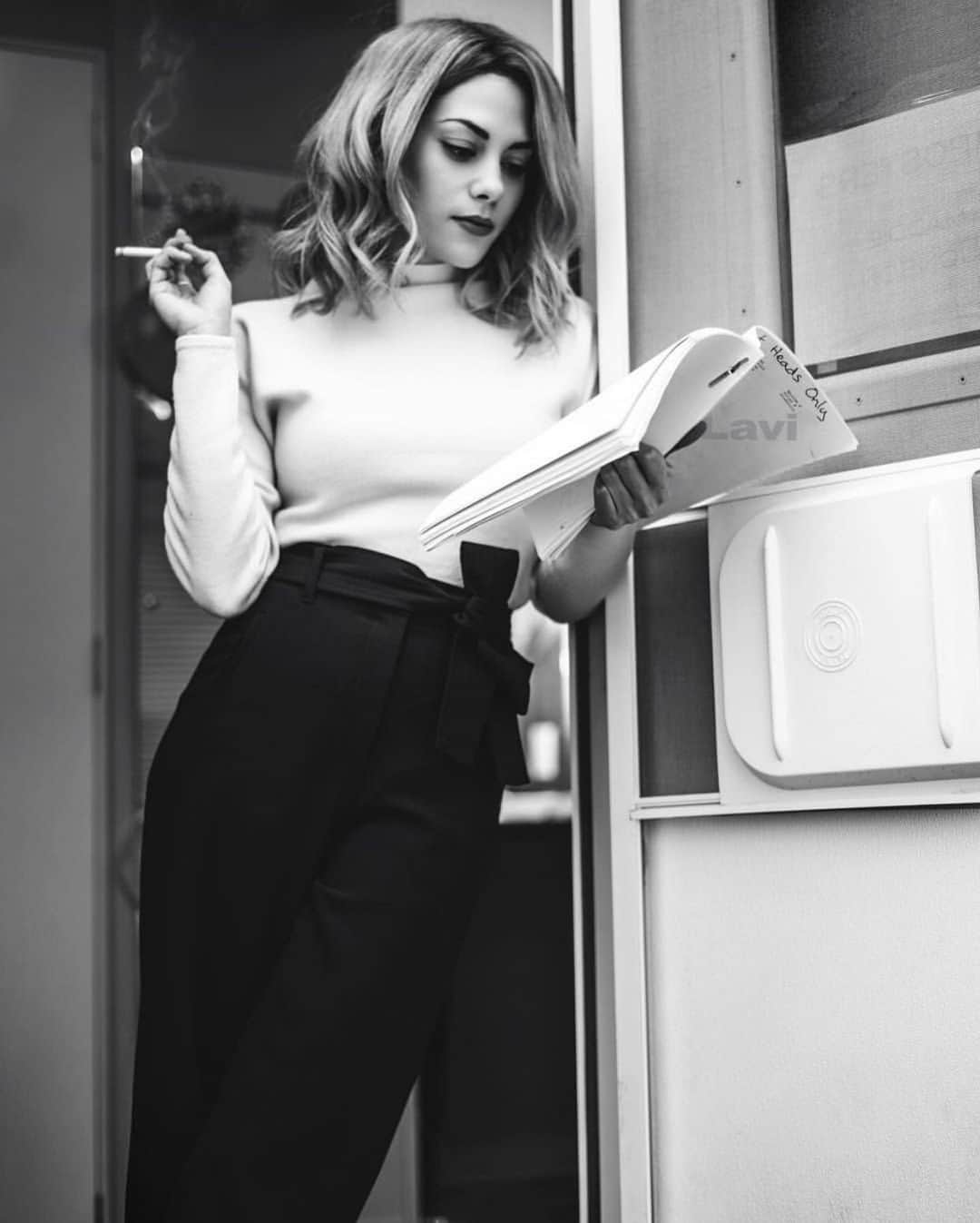 インバー・ラヴィのインスタグラム：「#Imposters streaming now @netflix ———————————————————————— bts by @ericakiara」