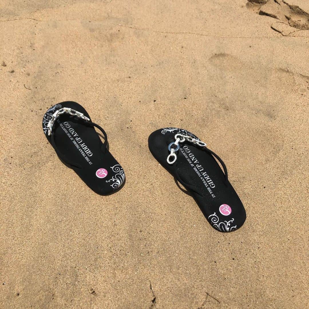ガールトゥードアーズダウンのインスタグラム：「I Just want to get lost on the beach 🏝 Shop now www.gtdd.com #beach #puertorico #blackflipflops #shopnow #fivelink #sunny #usa #sand #sandals #flipflops #flipflopseason #gtdd #comfortable #comfortableshoes #girltwodoorsdown #vacation #pool #poolparty #sunny」