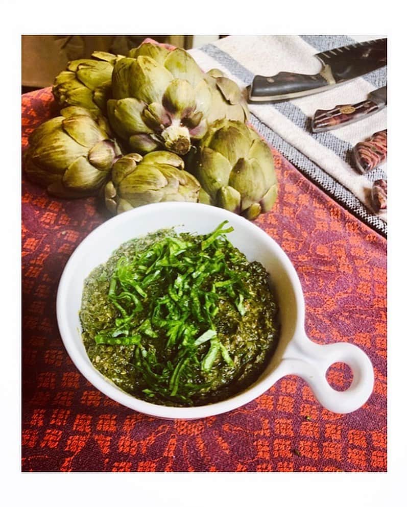 レイチェル・レイさんのインスタグラム写真 - (レイチェル・レイInstagram)「First ~unofficial~ weekend of summer #FoodFolio Part 1: ⠀⠀⠀⠀⠀⠀⠀⠀⠀ Wood-oven broccoli rabe w/ garlic and Calabrian chili paste w/ Sicilian @marrow_detroit sausage (lemon, fennel, chili) . ⠀⠀⠀⠀⠀⠀⠀⠀⠀ ⠀⠀⠀⠀⠀⠀⠀⠀⠀ Fried zucchini flowers: beer batter w/ fennel pollen, ground red pepper, granulated onion and garlic, lemon and salt . ⠀⠀⠀⠀⠀⠀⠀⠀⠀ ⠀⠀⠀⠀⠀⠀⠀⠀⠀ Baked potatoes w/ horseradish, chive, Worcestershire’d sour cream ⠀ . ⠀⠀⠀⠀⠀⠀⠀⠀⠀ ⠀⠀⠀⠀⠀⠀⠀⠀ Grilled boneless ribeyes 👀w/ charred ramp salsa verde (caramelized lemon, capers, tarragon, parsley) . ⠀⠀⠀⠀⠀⠀⠀⠀⠀ Gazpacho . ⠀⠀⠀⠀⠀⠀⠀⠀⠀ Tomatoes and white onions w/ parsley, bacon and HP sauce 🤯 . ⠀⠀⠀⠀⠀⠀⠀⠀⠀ Roasted sea bass w/ fava artichokes escarole asparagus lemon tarragon mint . ⠀⠀⠀⠀⠀⠀⠀⠀⠀ Crab pizza w/ mascarpone vodka sauce, and to top it all off... . ⠀⠀⠀⠀⠀⠀⠀⠀⠀ “The Fave” pizza — bay and onion pizza sauce, sharp cheddar, summer sausage, bread + butter pickles, dill and parsley, drizzled w/ hot honey 🏆🏆🏆 . . . ⠀⠀⠀⠀⠀⠀⠀⠀⠀ What are you guys making?? #mdw #holidayweekend」5月26日 23時38分 - rachaelray