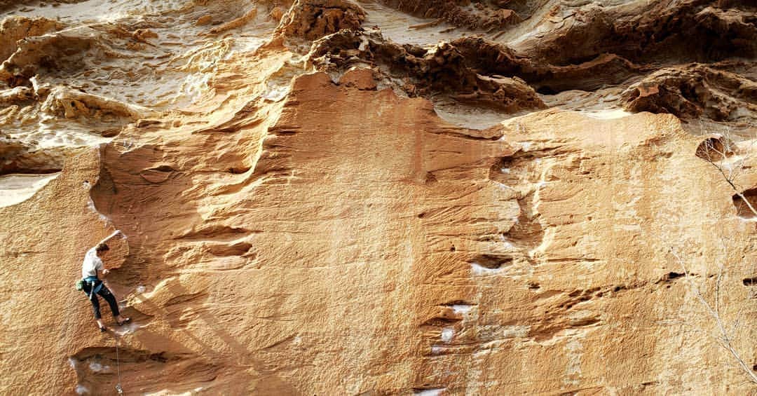ペイジー・クラッセンのインスタグラム：「Missing the Taipan Wall, even its lesser hyped Spurt side. With all those grooves and stripes and crimps and jugs and roos, what's not to miss? Here's @pebble_crusher ticking Fabio's Route (5.13b/29).」