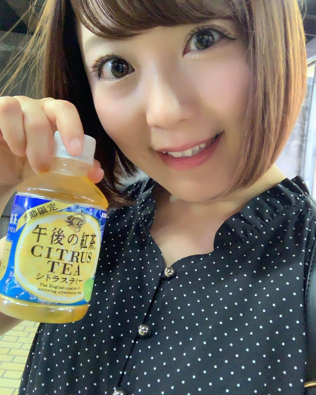 嶋梨夏さんのインスタグラム写真 - (嶋梨夏Instagram)「お昼の暑さから救ってくれた爽やかな紅茶✨季節限定だからあるうちにいっぱい飲みたい🍊✨✨✨ #午後の紅茶 #シトラスティー #citrus #tea #紅茶 #紅茶好き #季節限定 #夏 #sweets #drink #スイーツ女子 #アラサー女子 #photooftheday #JAPAN #japanesedrink #japanesegirl #avex #avexmanagement #instagood #followme #ricashima #嶋梨夏」5月26日 23時48分 - shimarica_jp