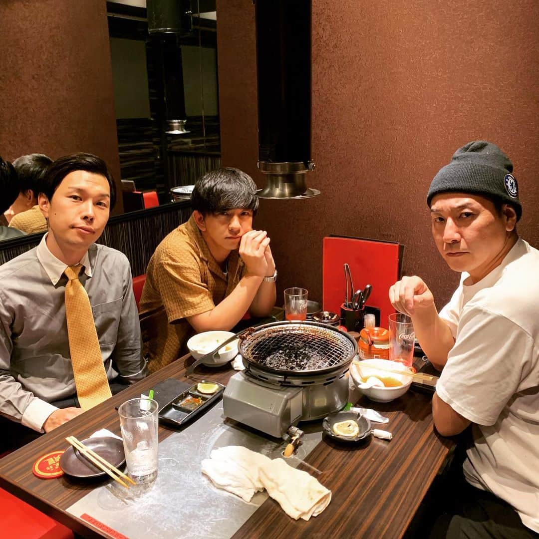 向井慧のインスタグラム：「会議。 #少し空いた夜は #ハライチ #岩井 #IT社長感 #チョコプラ #長田 #TT兄弟感 #何故か俺と長田は険しい顔 #近日情報公開 #来月やるよ」