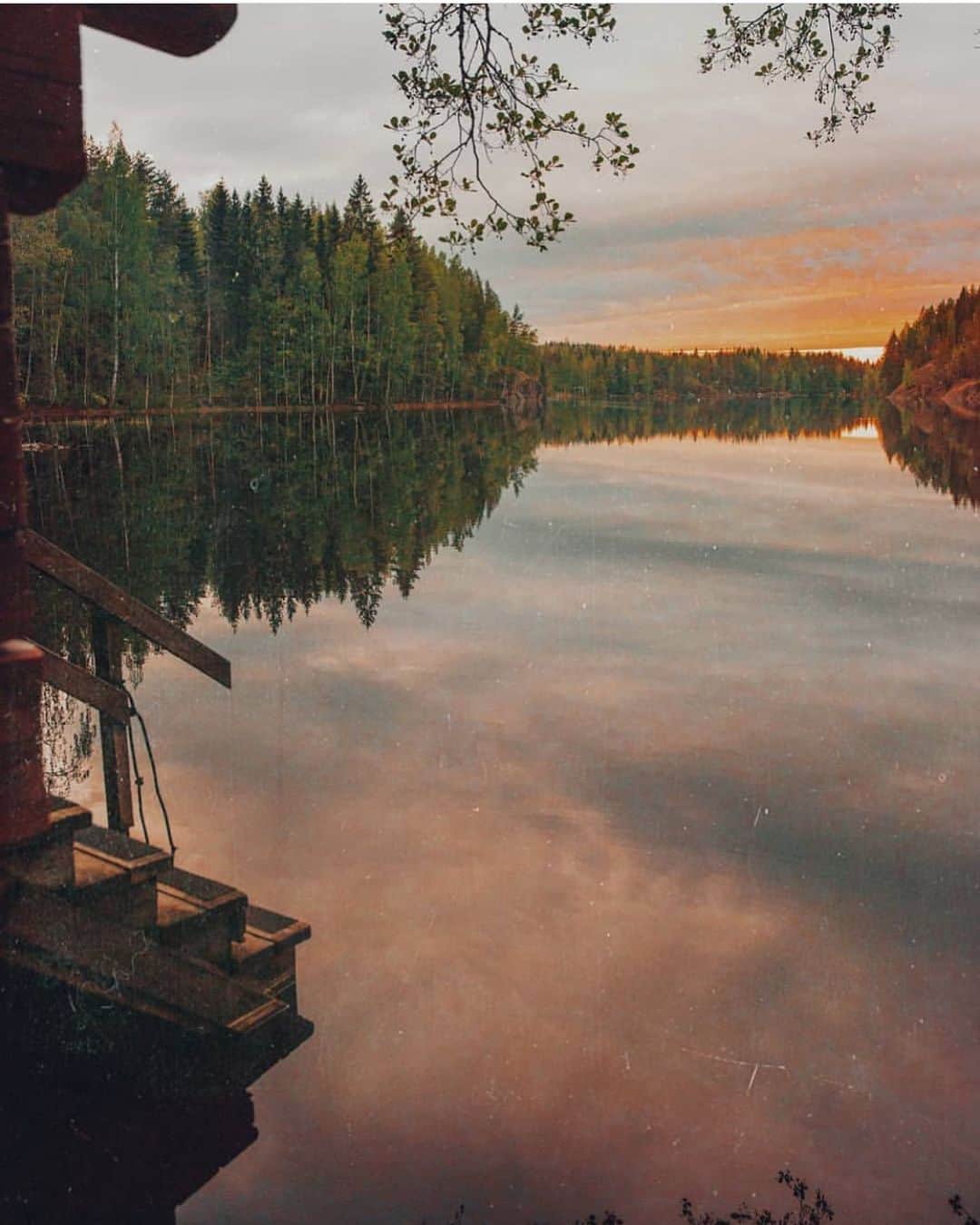 フィンランド政府観光局さんのインスタグラム写真 - (フィンランド政府観光局Instagram)「サウナから湖まではこの階段を降りるだけ💦． @saratickle さんの写真。Kiitos！」5月26日 23時47分 - visitfinlandjapan