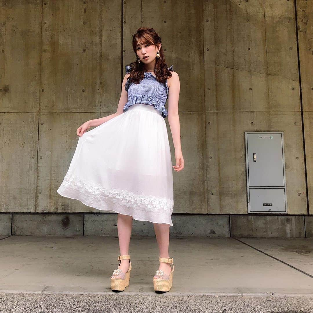 吉田朱里さんのインスタグラム写真 - (吉田朱里Instagram)「今日の #あみゅこーで 💙 . ギンガムチェックのセットアップのトップスに 人気の レースマキシスカートを合わせてみた💙 . セットで着ても可愛いけど 別々も可愛い…💓💓💓 . 真夏のコーデにどうぞ…💙 . #amiuuwink #fashion #夏コーデ #summer」5月26日 23時50分 - _yoshida_akari