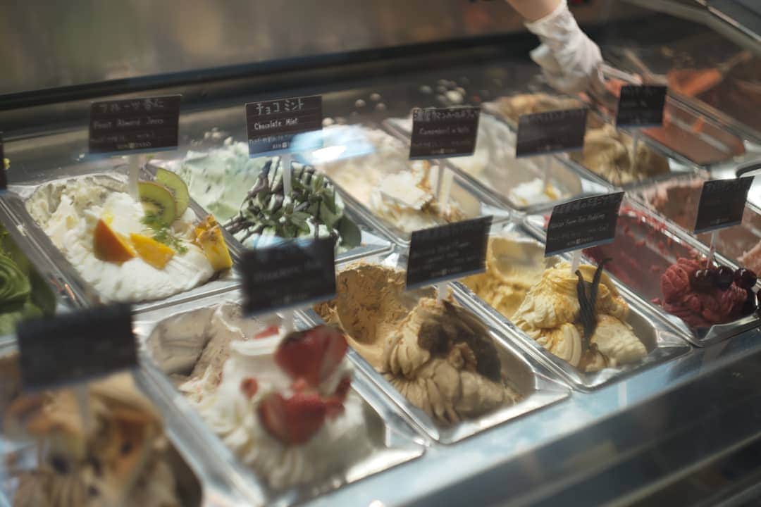 のインスタグラム：「土日祝日だけオープンしているという 神楽坂にある砂糖不使用のジェラート屋さん。 見るといつも行列できてたけど 今日通ったらいけそうだったので 暑いし吸い込まれてみた。 チョコミントはあると頼んじゃうよねー。  #leica#leicam10p#summarit#summarit50#summarit50mm#oldlens#ライカ#ライカm10p#ズマリット#ズマリット50mm#オールドレンズ#tokyo#japan#oldlens_tokyo#gerato#icecream#rintaro#kagurazaka#凛太郎ジェラテリア#凛太郎#ジェラート#砂糖不使用」