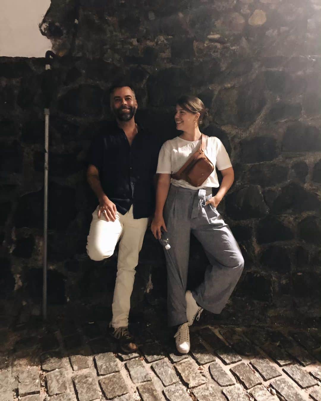 Alice Wegmannのインスタグラム：「ontem quando o Dão me viu, ele me entendeu inteira. são assim minhas melhores amizades: um raio x em todo encontro... e com o Dão  foi assim desde o início. na primeira semana eu praticamente já completava as frases dele e vice versa. na segunda semana nem de palavra a gente precisava. e desde então, muito olho no olho, muito carinho, uma amizade que me conforta e me expande pra além de mim. com toda a sua onipresença, ele tá sempre aqui. na Bahia, em São Paulo, em Los Angeles ou num hotel qualquer no Rio, ele tá aqui, eu sei que tá. e basta uma mensagem, “kd lili”, ou “kd dãozinho”, pra que então surjam as resenhas de 50minutos no telefone entre tantas risadas e conversas nada superficiais. o Dão é leve, mas é de uma profundidade que só... e que sorte a minha ter tempo pra mergulhar cada vez mais fundo. geminiano que hora quer uma coisa hora quer outra, me solte, mas quando quer não tem quem tire: é dele. meu baiano imperativo sabe mandar mas prefere dar conselho, e pra isso eu tenho ouvidos a todo o tempo, por tanta preciosidade. te escuto, te respeito, e te amo dum jeito que não te explico. mas nem precisa. você me entende inteira. parabéns, @pedrotourinho, ainda mais axé nessa vida linda e que os orixás te protejam e te iluminem pra todo o sempre 🕊」
