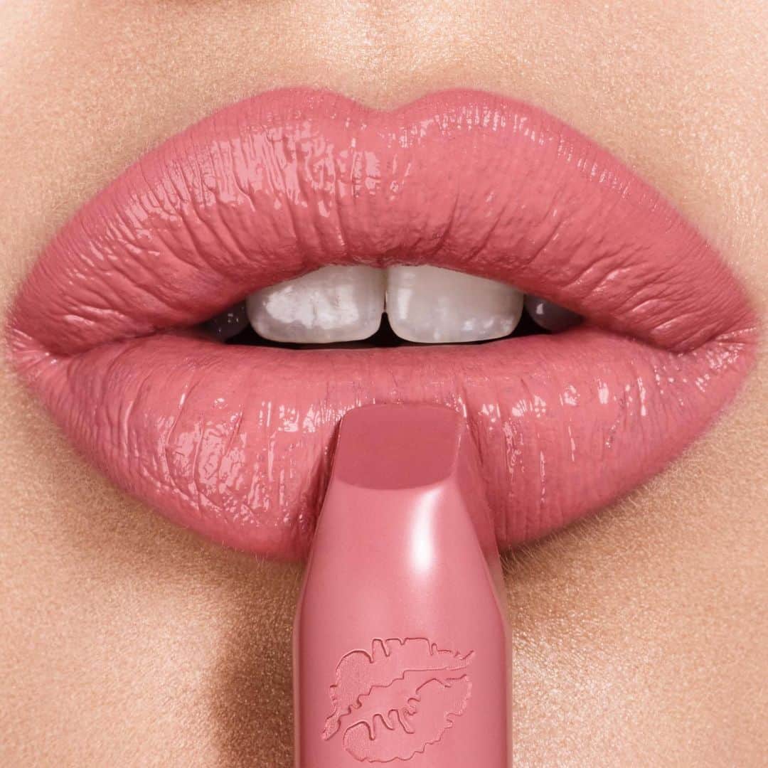 シャーロット・ティルベリーさんのインスタグラム写真 - (シャーロット・ティルベリーInstagram)「Darlings, this pretty pink lip gives the perfect POP of colour! LIV IT UP, from my original Hot Lips collection 👄 It pairs perfectly with a sexy smokey eye! 👀💋✨💄 #CharlotteTilbury #HotLips #LivItUp #Lipstick #Pink」5月27日 0時06分 - charlottetilbury