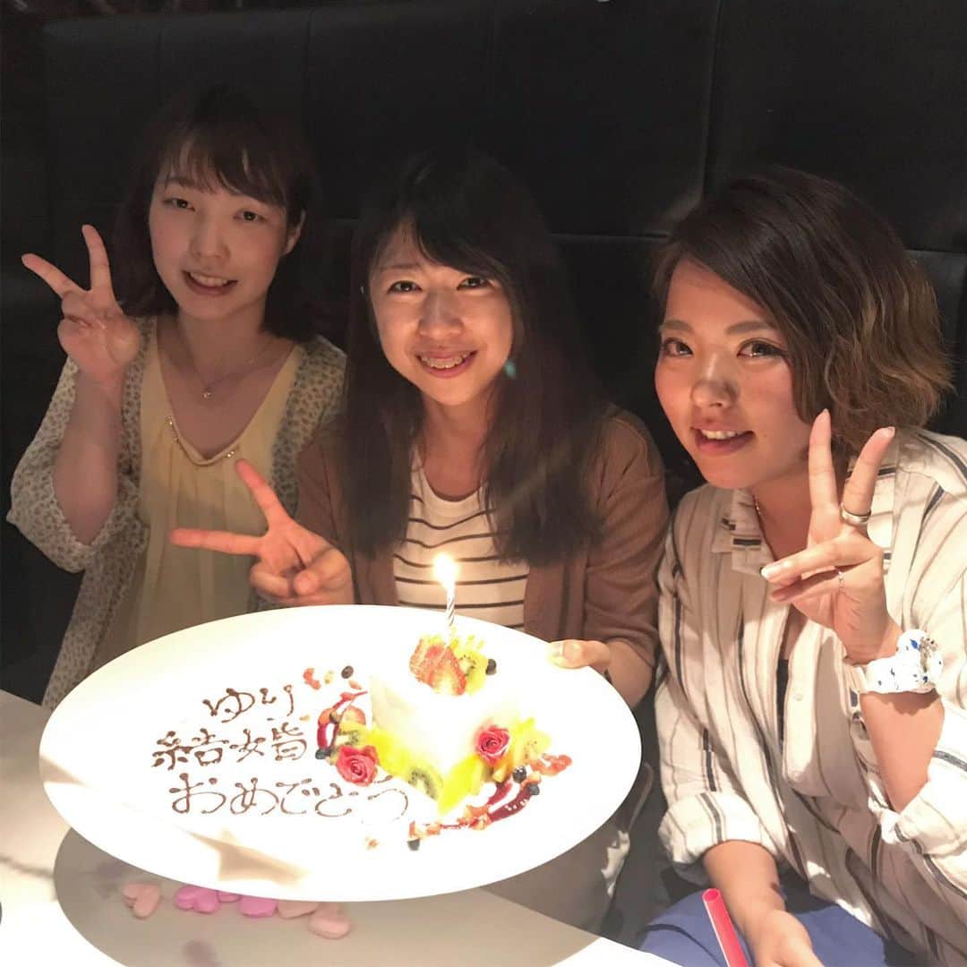 のインスタグラム：「友人の結婚祝いでご利用のお客様☺️ 本日の主役はなんと、僕の地元の幼なじみでしたっ！！！ なんという偶然😂 本当におめでとうございます！ 末永くお幸せに😁 #大阪#梅田#阪急グランドビル#夜景#景色#シーフード#トラットリア#Sdining#洋食#海鮮#ワイン#絶景#カップル#友人#結婚#ハッピーウェディング#主役#幼なじみ#偶然#末永くお幸せに」