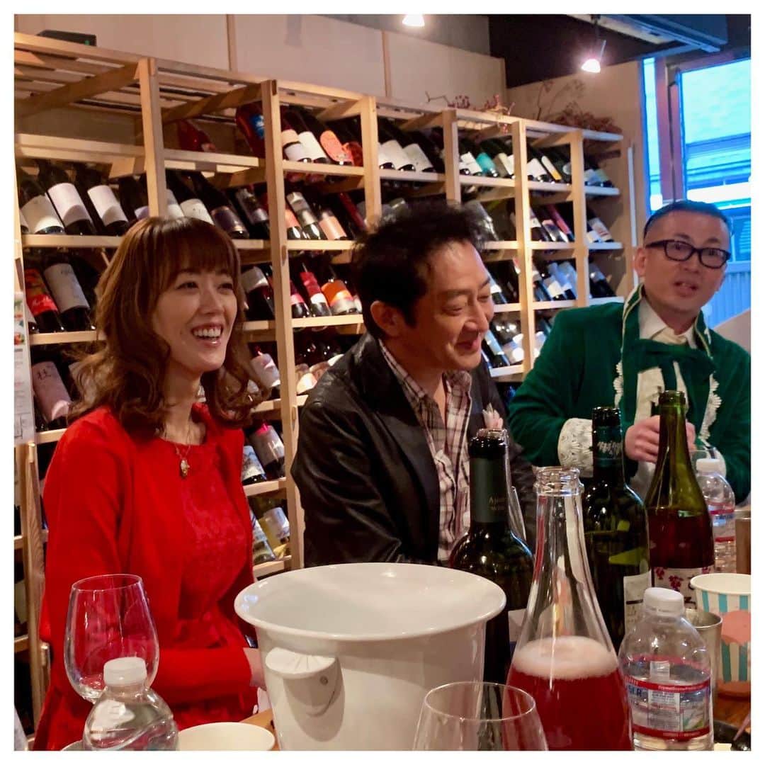 大和悠河さんのインスタグラム写真 - (大和悠河Instagram)「辰巳琢郎さんを中心に日本ワインにお詳しい皆々様の座談会に参加いたしました。 ワインは大好きで海外に行った時はもちろん、普段からお食事に合わせていただくのですが日本のワインをいただいたことは数回しかなく知識もゼロ！そんな初心者の私…皆さんの日本ワイン愛にあふれるお話、日本ワインの未来についてのお話等々、フムフム🤔うなずきながら試飲もさせていただき座談会が終わる頃にはすっかり日本ワインに魅了されていました😄 この座談会は6月5日発売予定の『 #ワイン王国 』に掲載されます。 これを読めばきっとあなたも日本ワインが飲みたくなるはず❗️❤️😊 私もすでに、和食に日本ワイン🇯🇵🍷をいただきたい気分です😁 『ワイン王国』お楽しみに❤️ #辰巳琢郎 様（「 #日本のワインを愛する会 」会長） #ひぐち君 様（「日本のワインを愛する会」副会長） #石井もと子 様（ #日本ワイン協会 代表　#日本ワイナリー協会 顧問） #岩川直己様（「 #蔵葡 」シェフ） #樹林伸様（『 #神の雫 』原作者） #樹林ゆう子 様(『 神の雫 』原作者） #そらしど 様（『 #日本ワインに首ったけ 』作者） #森覚 様（「 #コンラッド東京 」#エグゼグティヴソムリエ） #森上久生 様（第1回「インターナショナルASIソムリエ・ディプロマ」取得ソムリエ） . . . . #日本ワイン #japanesewine #loverswine #座談会 #symposium #yugayamato #大和悠河 @yugayamato」5月27日 0時02分 - yugayamato