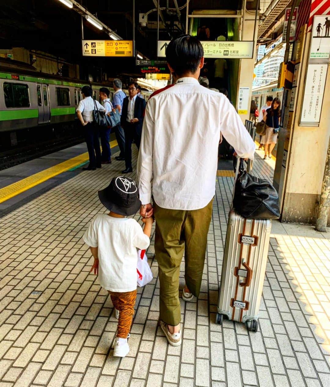 のインスタグラム：「子連れパパ👨俺パパかぁ〜。笑 #papa  style #daddystyles #myson #dayoff #andreapompilio #jwanderson #rimowa #backshot #竹内択 #takutakeuchi」