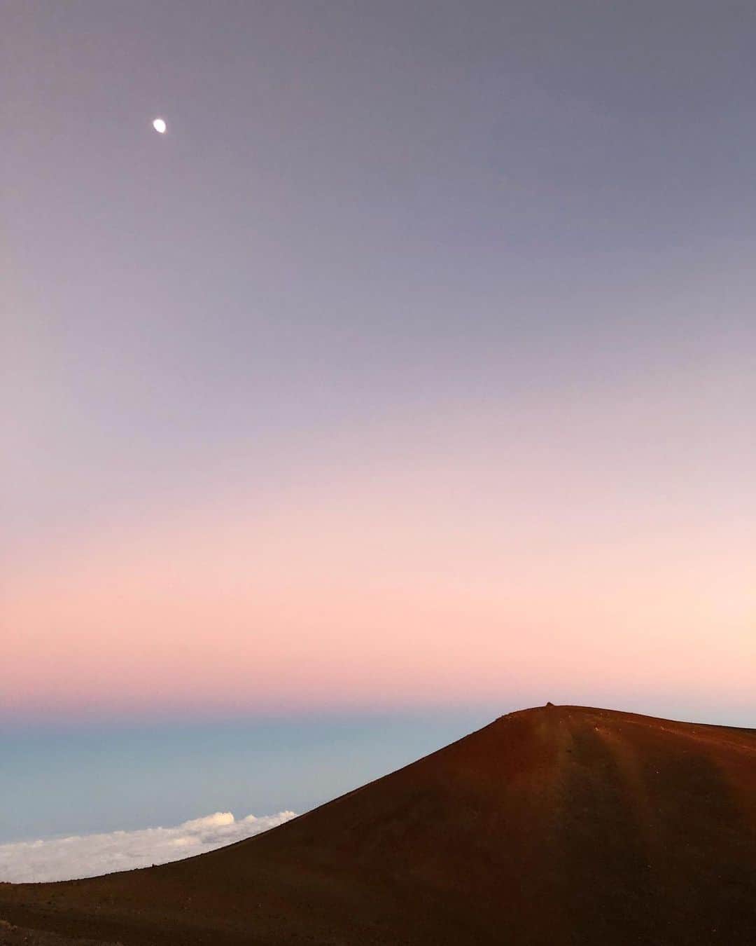 nanamyのインスタグラム：「Just a normal weekend but spending time with my family brings me a lot of -a little bit of happiness- ♥️ Thinking about this beautiful/best view from last years travel in Big Island Mauna Kea ・ #bigisland #maunakea #hawaii #travel #magicalsky #beauty #mothernature #mountain #moon #sunset #time #realcolors」