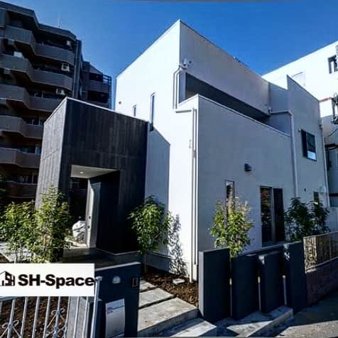 SH-Spaceさんのインスタグラム写真 - (SH-SpaceInstagram)「屋上庭園のある暮らし、外装は塗り壁。ヒビの発生がしづらい弾力のある素材を使用しています。一見、屋上があるように見えないのが、こだわりです！夜の外観も綺麗な住まい。演出と実用を兼ねそえた照明にこだわります。#演出照明 #外観 ##SHーSpace # ガレージハウス #ガレージのある生活 #注文住宅 #マイホーム #新築 #インテリア #住宅 #金属サイディング #家 #建築#工務店 #家づくり#house #マイホーム計画 #ワイドバルコニー #狭山市 #ワイドバルコニーのある家 #一戸建て #インダストリアル #ガレージ  #自由設計 #施工事例 #設計 #住まい#home #塗り壁」5月27日 0時09分 - sh_space.home