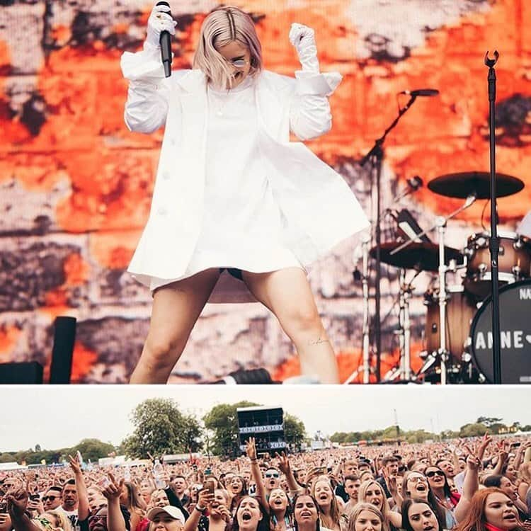 ハウスオブホランドさんのインスタグラム写真 - (ハウスオブホランドInstagram)「ALL WHITE for @annemarie (and thousands of fans) at @bbcradio1 #bigweekend wearing custom made House of Holland. #houseofholland #annemarie #bbcradio1」5月27日 0時12分 - houseofholland