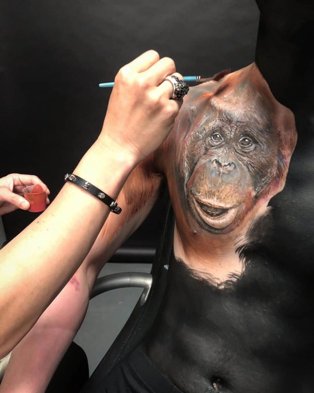 Amazing JIROさんのインスタグラム写真 - (Amazing JIROInstagram)「"As One - The series of figurative animal art: Orangutan -" The first artwork for my new project, "Animal Series" is an orangutan, which I painted on the male model's chest.  Hope you enjoy this art to details and cute orangutan will make you smile :) Body paint : #amazing_jiro Model : U Okazaki @u_okazaki Photo : Youhei Kodama @kodamax_photo  #bodypaint #painting #orangutan #animals #art #illusionmakeup #creativemakeup #airbrush #dandelion #seedhead #ボディペイント #ペイント #オランウータン #動物 #アート #たんぽぽ #綿毛 #kryolan #makeupforever #wolfefx #mehron #skinillustrator」5月27日 0時22分 - amazing_jiro
