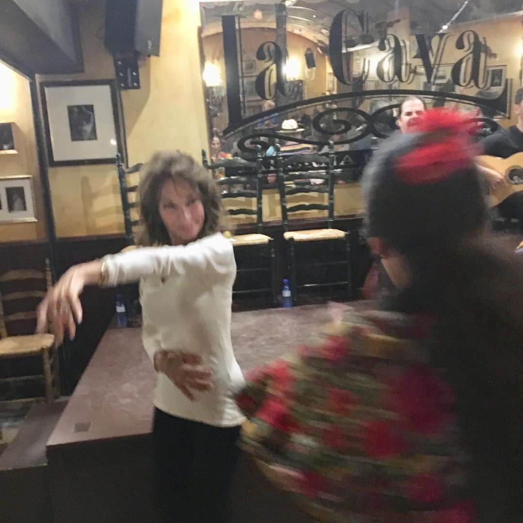 スーザン・ルッチさんのインスタグラム写真 - (スーザン・ルッチInstagram)「Flamenco dancing!!! Impromptu lesson in Cádiz, Spain!!!💃🏽💃🏽💃🏽」5月27日 0時25分 - therealsusanlucci