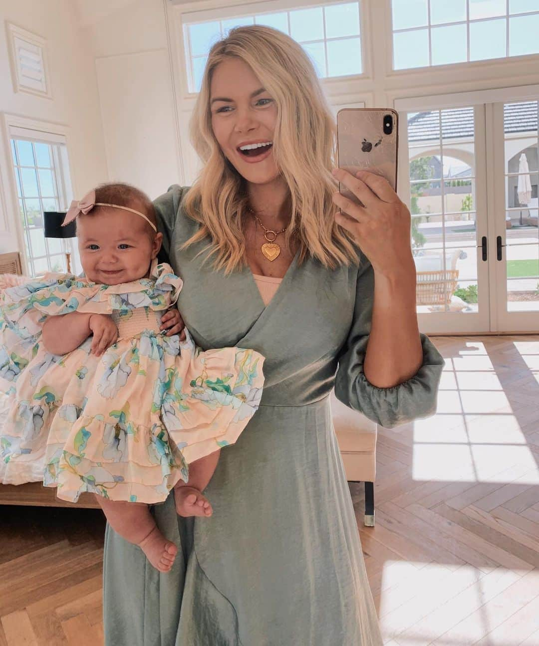 Amber Fillerup Clarkさんのインスタグラム写真 - (Amber Fillerup ClarkInstagram)「Ready for church with my little love 💕」5月27日 0時34分 - amberfillerup