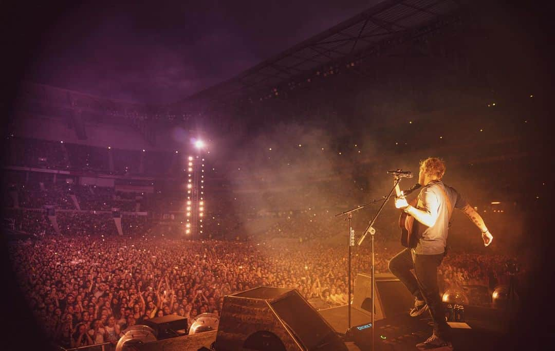 エド・シーランさんのインスタグラム写真 - (エド・シーランInstagram)「Lyon night #2 ! 📸 @zakarywalters #dividetour」5月27日 0時43分 - teddysphotos