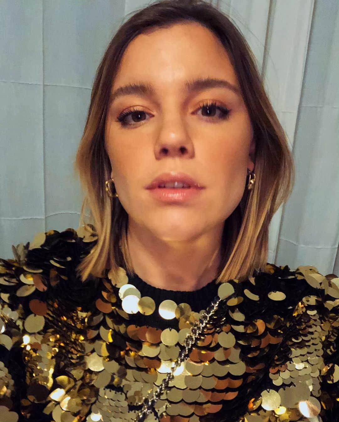 Alice Wegmannのインスタグラム：「pra todas as meninas que gostam de dançar repara não para prepara pra jogar bota pra descer bota pra descer bota pra subir bota pra tremer pra todas as meninas que gostam de dançar repara não para prepara pra jogar bota pra descer bota pra descer bota pra subir bota pra tremer veeem jooogaaando (kraaaaawwwww) vai com o bumbum fazendo treme treme treme treme treme treme treme tremêeee uh uh uh uh」
