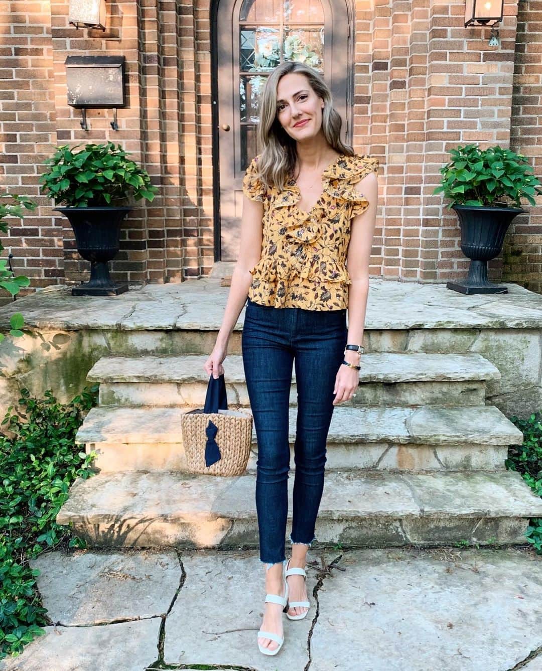 Anna Jane Wisniewskiのインスタグラム：「Last night’s lewk for a night out in the suburbs. It was SO PERFECT outside and today we’re just going to chill and have a nice little Memorial Day weekend. Maybe a little Home Depot and Korean BBQ tonight? I don’t know...I don’t know if we’ll have time.  http://liketk.it/2C5QP #liketkit @liketoknow.it #ootd #summerbbq #ullajohnson #everlane」