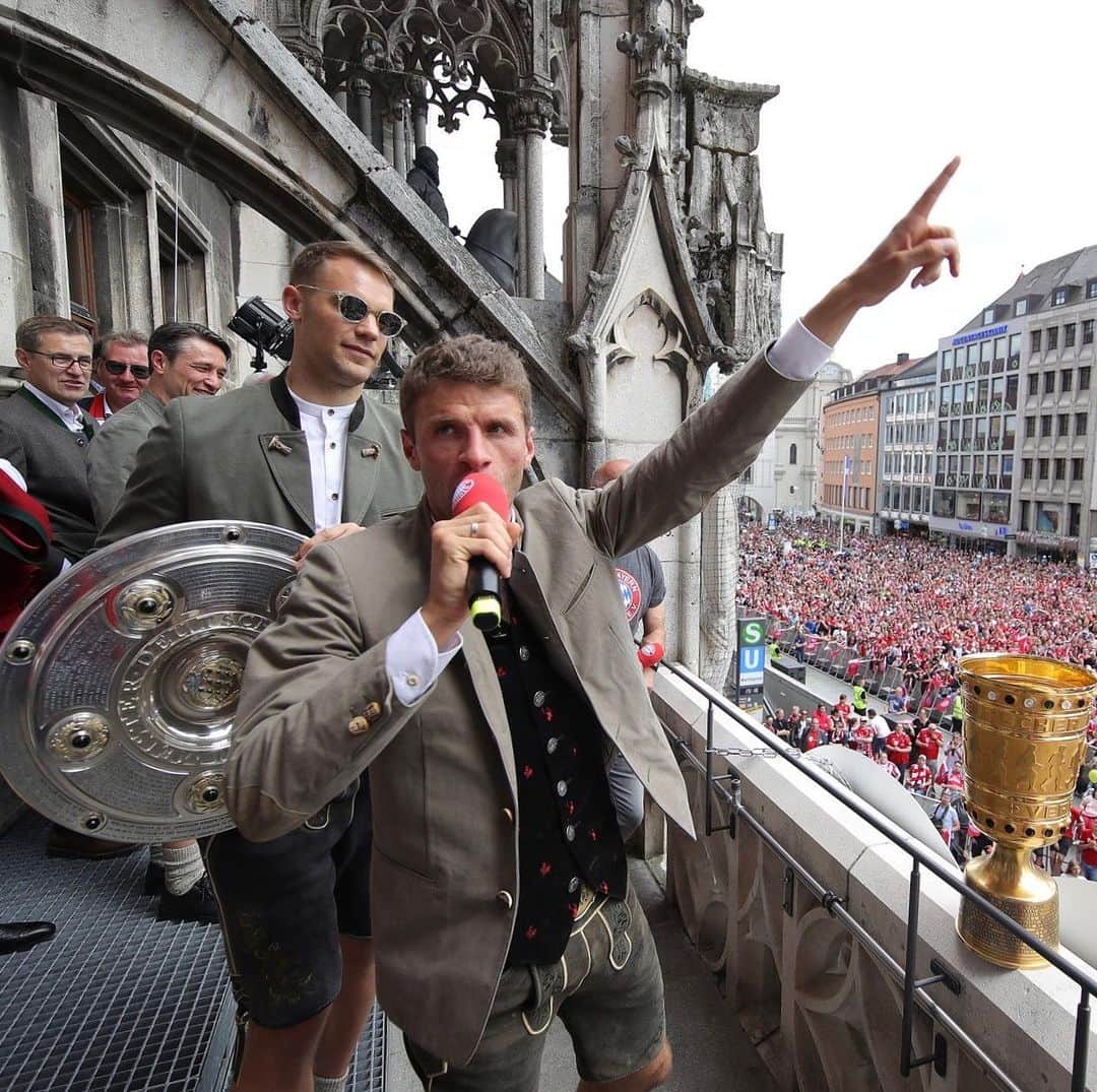 トーマス・ミュラーのインスタグラム：「🏆🏵 are coming home to Munich 😀👍🏼 #miasandoublesieger #fcbayern #marienplatz #München #esmuellert #double #dahoam」