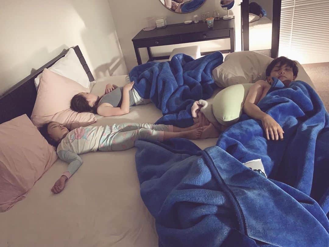 バイリンガル3兄妹のインスタグラム：「いや、ここ私のベッド… ・ ・ #おやすみなさい #私どこで寝るの #寝かせてー #バイリンガル3兄妹」