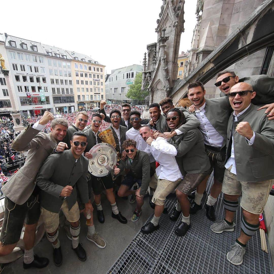 トーマス・ミュラーさんのインスタグラム写真 - (トーマス・ミュラーInstagram)「Double party at the Marienplatz #FCBayern #team #MiaSanDoublesieger #esmuellert #MiaSanMia」5月27日 0時53分 - esmuellert