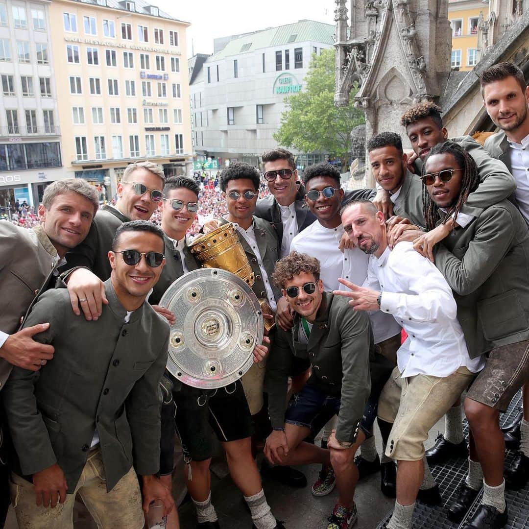 トーマス・ミュラーさんのインスタグラム写真 - (トーマス・ミュラーInstagram)「Double party at the Marienplatz #FCBayern #team #MiaSanDoublesieger #esmuellert #MiaSanMia」5月27日 0時53分 - esmuellert