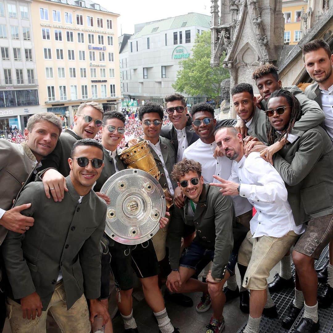 トーマス・ミュラーのインスタグラム：「Double party at the Marienplatz #FCBayern #team #MiaSanDoublesieger #esmuellert #MiaSanMia」