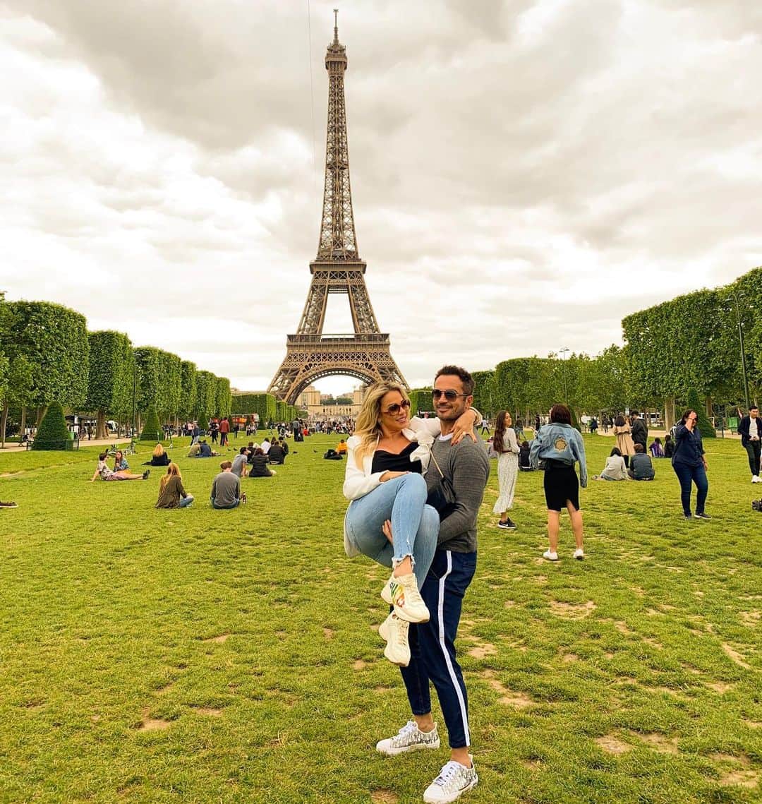 アレッサンドロ・ローザ・ヴィエイラのインスタグラム：「Que monumento lindo,perfeito (no meu colo) ... atrás está a #torreeiffel 🇫🇷! Chegando ao fim mais uma viagem perfeita com minha princesa 👸🏼 @lilifariav Je t'aime!」
