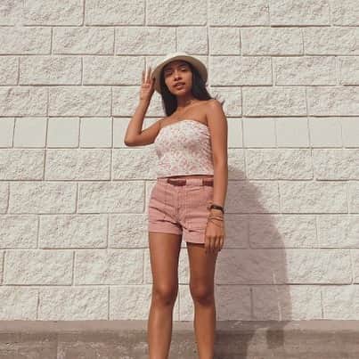 American Eagleさんのインスタグラム写真 - (American EagleInstagram)「Shorts + a tube top= unofficial-start-of-summer look. Just tap to shop @g.selle.h's fit #AExME #MDW」5月27日 0時56分 - americaneagle