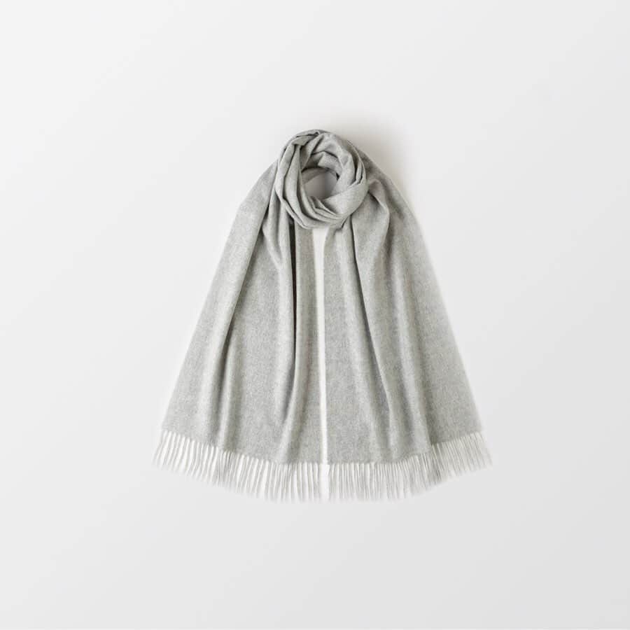 Johnstonsさんのインスタグラム写真 - (JohnstonsInstagram)「Showcasing our luxurious ripple hand-finish and one of our signature cashmere yarns, which is spun at our Elgin mill, our classic cashmere scarf has been resized for the new season, longer and wider than our classic style, allowing it to be worn in a variety of ways. . Choose from a selection of traditional tartans, confident colourways and signature shades - the simplest of ways to instantly update your style.」5月27日 1時06分 - johnstonsofelgin