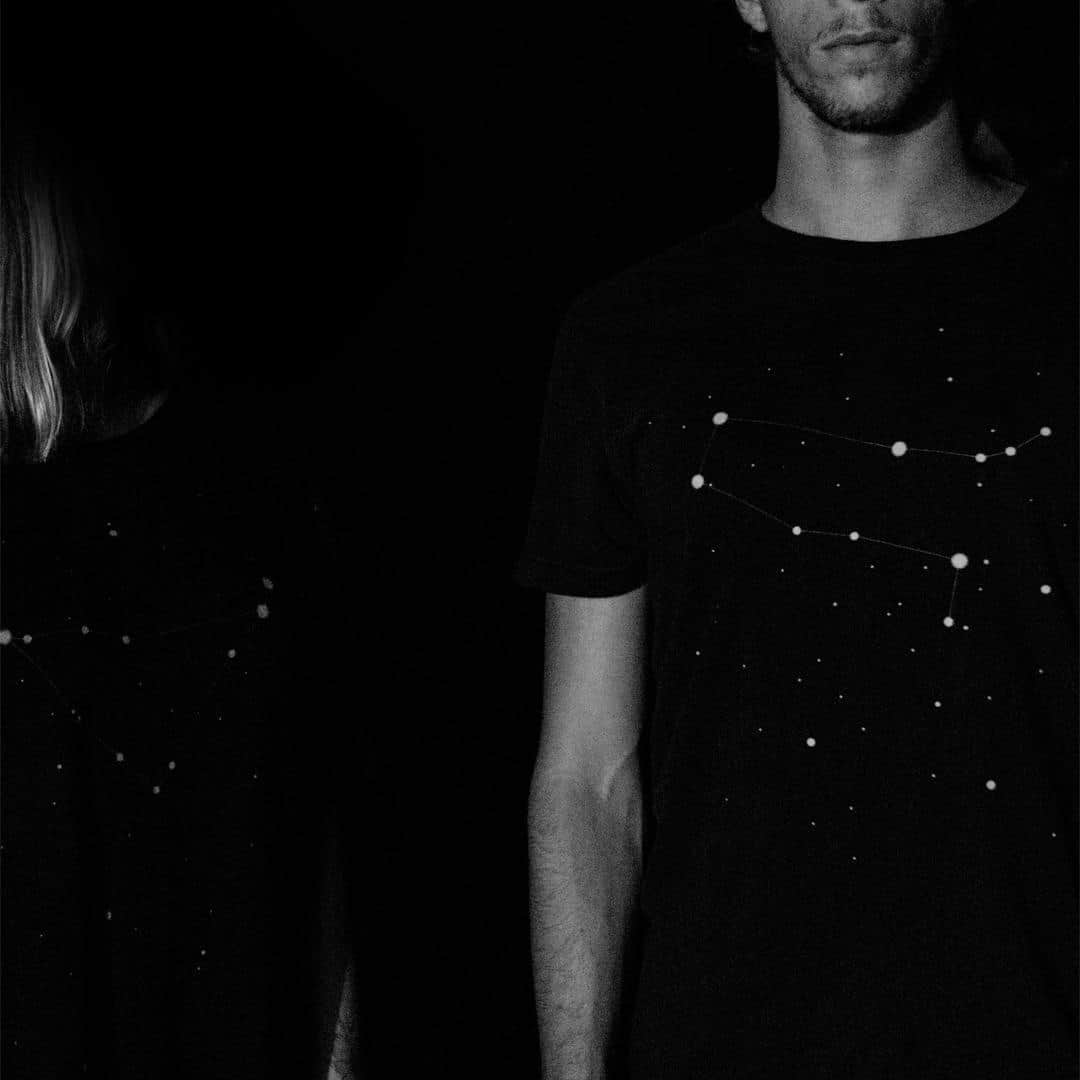 のインスタグラム：「Zodiac Series | T-shirts inspiradas nas constelações do Zodíaco. Presente ideal para o Dia dos Namorados. Venda exclusiva online [link na bio]⠀ ⠀ #osklen⠀ #forests⠀ #zodiac⠀ #signos」