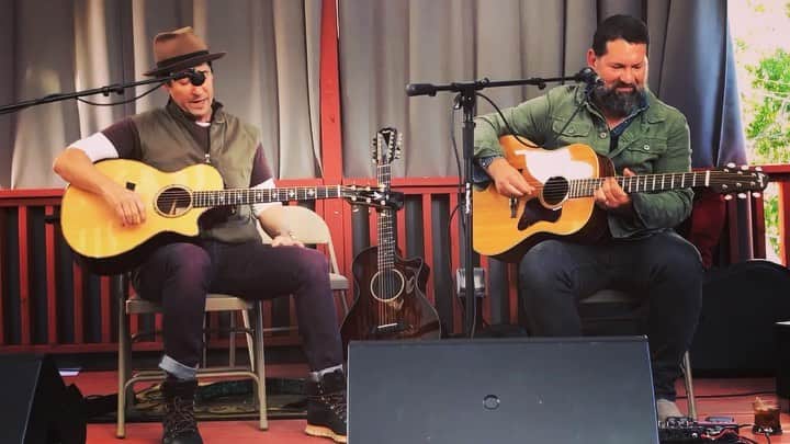 ロブ・モローのインスタグラム：「Happy Memorial Day, Amigos.  @thecarloscalvo and I doing an acoustic version of our song #TyrannyOfBeauty at a benefit for #WildHoneyFoundation and #AutismThinkTank #Autism @RockPaul」