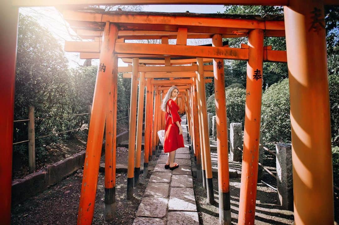 ALINA AKULAさんのインスタグラム写真 - (ALINA AKULAInstagram)「Classic Japan gates ⛩  Did you know Tori gates are usually vermilion in red color because red is considered the colour of life and believed to ward off evil and bad Luck 🍀 . #torii #fushimiinaritaisha #следуйзамной #kyoto_style #храм #traveladdict #passportready #travelholic #inspire #inspiration #travelnomad #japanesegirl #愛 #写真 #芸術 #きれい #幸せ #自然 #今日一番いい画像 #中國 #japanesegirl #japanawaits #thisisjapan #madeinjapan #japanlife #japaneseculture」5月27日 1時09分 - radharanievna