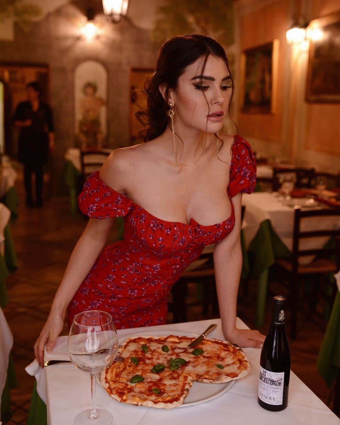 Silvia Carusoさんのインスタグラム写真 - (Silvia CarusoInstagram)「My face was saying don’t touch my PIZZA ..it’s only mine 🍕♥️ #silviacaruso  #silvialicius」5月27日 1時10分 - silvialicius