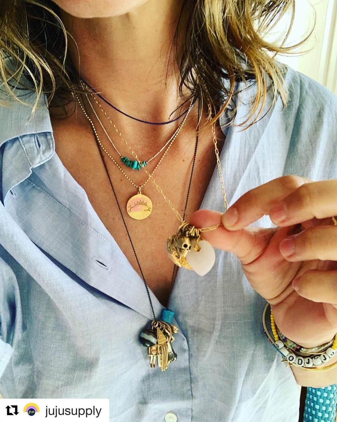 ナンシー・マイヤーズさんのインスタグラム写真 - (ナンシー・マイヤーズInstagram)「This girl knows how to layer her necklaces. And her charms are wonderful. And she’s my niece! I wear one of her necklaces every day. @jujusupply」5月27日 1時12分 - nmeyers