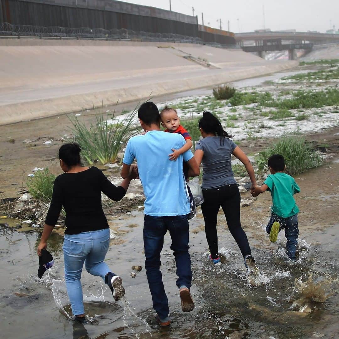 TIME Magazineさんのインスタグラム写真 - (TIME MagazineInstagram)「Asylum seekers hold hands as they cross the border between the U.S. and Mexico on their way to enter El Paso, #Texas, on May 20. The location is in an area where asylum seekers frequently turn themselves in. Days later, in a setback to President Trump's #immigration agenda that @apnews reports may prove temporary, a federal judge blocked him from building sections of his planned border wall with funds that were secured from #Trump's declaration of a national emergency. Read more at the link in bio. Photograph by @mario_tama—@gettyimages」5月27日 1時28分 - time