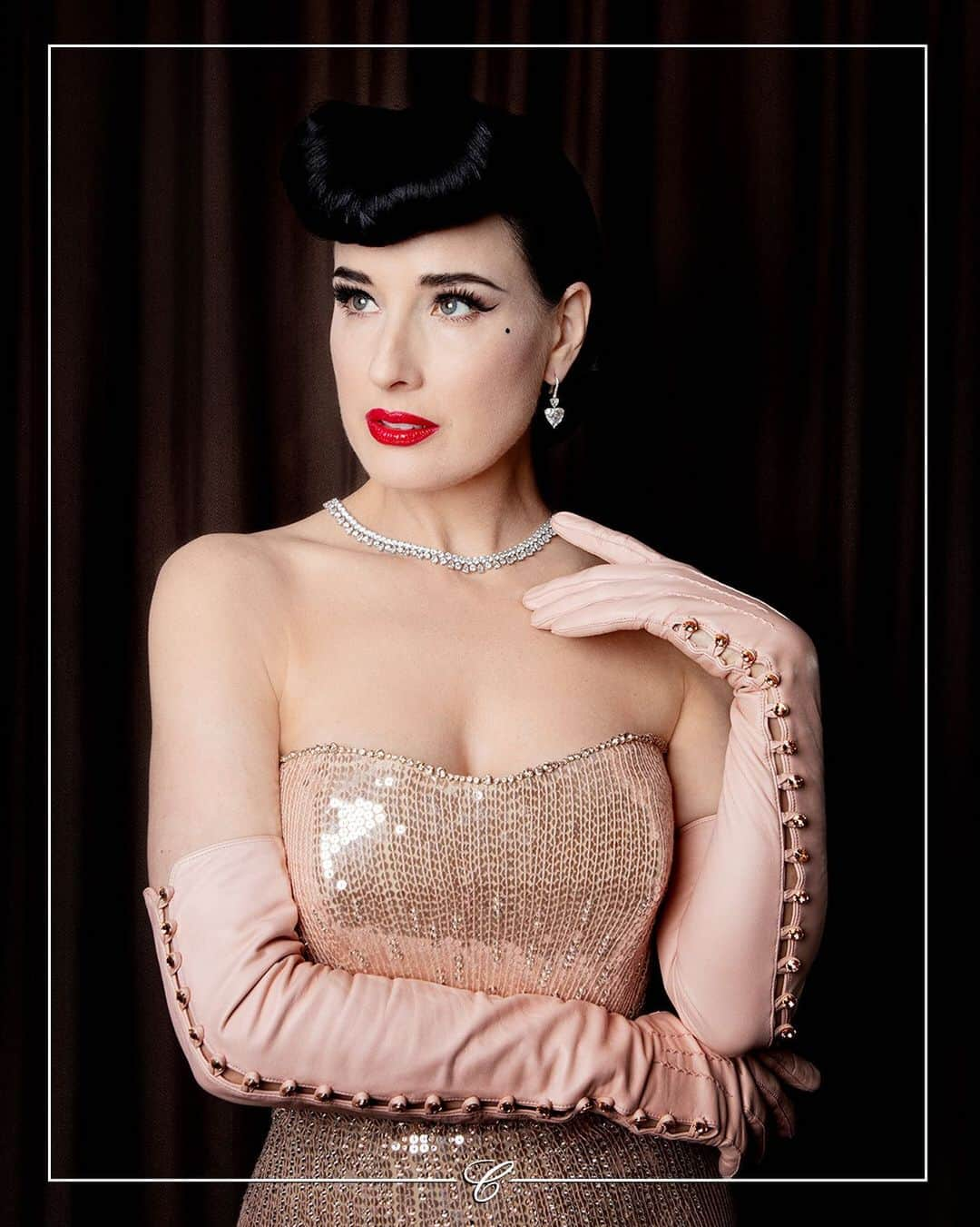 ショパールさんのインスタグラム写真 - (ショパールInstagram)「Glamour at its best with Dita Von Teese (@ditavonteese) and a diamond set of necklace and earrings. #Cannes2019 #ChopardBackstage #TheRedCarpetJeweller #StarsInChopard 📷 by @marcninghetto」5月27日 1時29分 - chopard