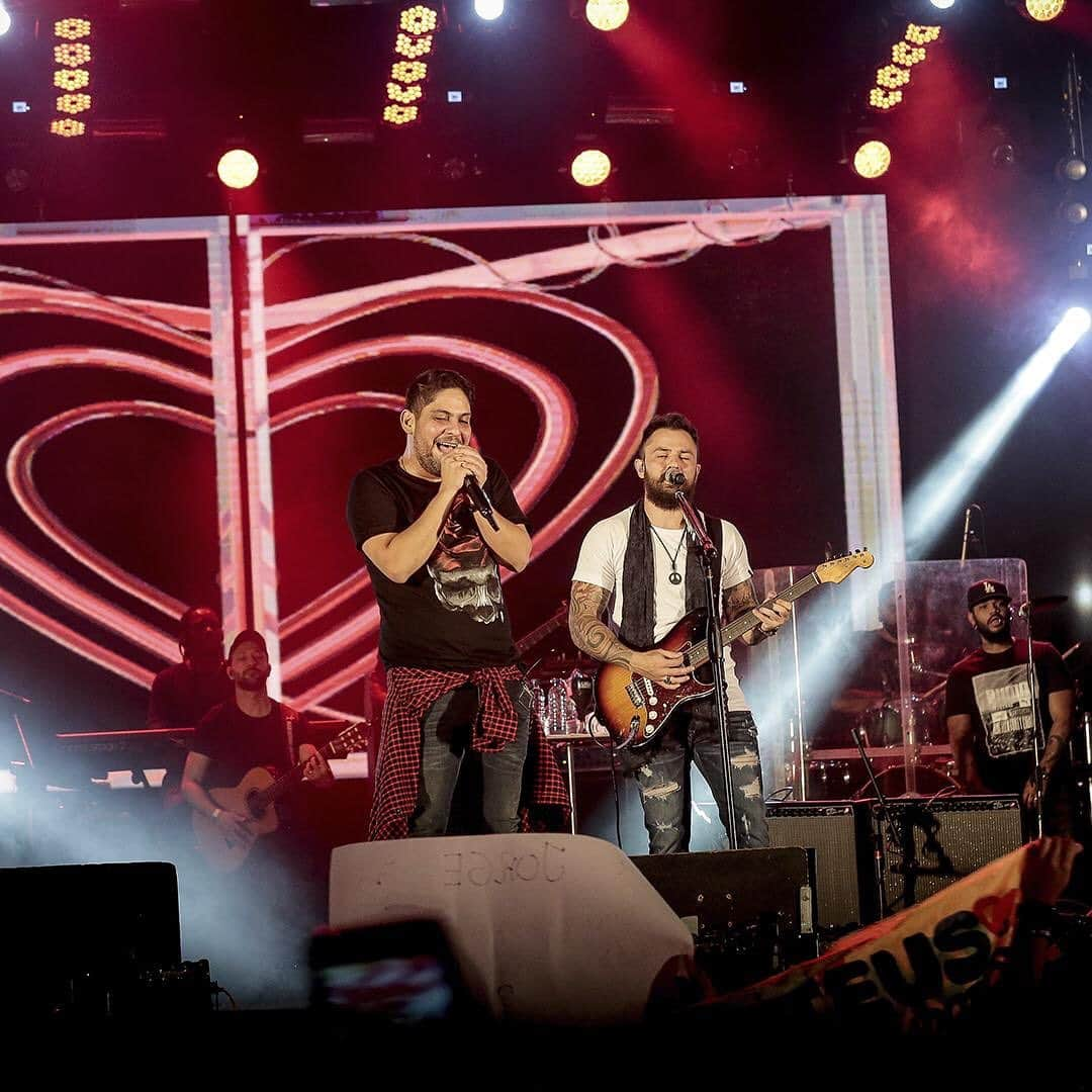 Jorge & Mateusさんのインスタグラム写真 - (Jorge & MateusInstagram)「Ontem comemoramos os nossos 14 anos de carreira em Brasília. Foi lindo demais! Arrasta pra conferir. #JeM14anos 🙏🏻🎉」5月27日 1時34分 - jorgeemateus